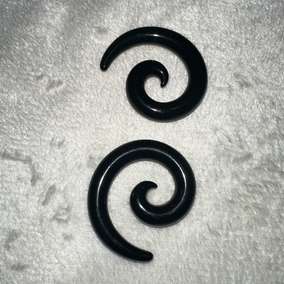 New pair 6 mm Ear Stretchers piercings Earrings lobes never worn - Picture 2 of 4